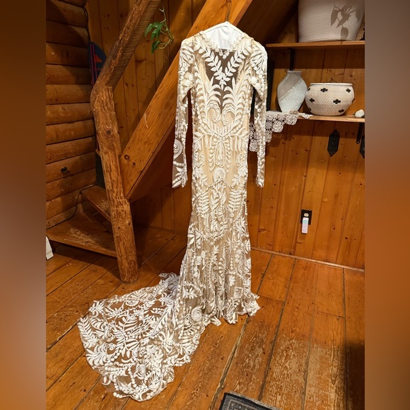 Elegant Cream Lace Wedding Dress - Picture 5 of 16
